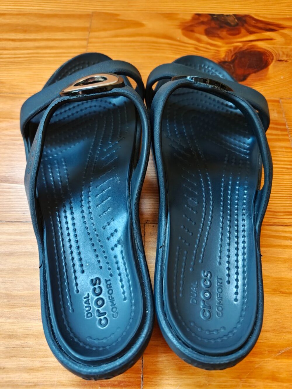 Crocs Sanrah Metal Circle Slide Sandal Womens 8 Black Comfort Slip On - Picture 4 of 9